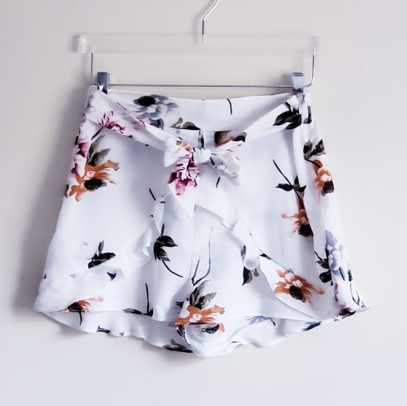 RE:NAMED Ruffled Floral Mini Shorts Size Large - Picture 2 of 7
